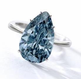 蓝钻拥有犹如蔚蓝大海般的亮丽颜色, 被视为世界上最珍罕的彩钻 蓝钻颜色越浓艳便越是珍贵且受追捧 受钻石晶格结构内的天然硼元素影响, 蓝钻才得以显现其充满魅力的颜色