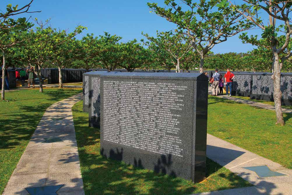 參觀 19 20 沖繩縣和平祈念資料館 為弔唁戰爭的犧牲者, 以及傳達沖繩戰役歷史教訓給後人而設立的設施