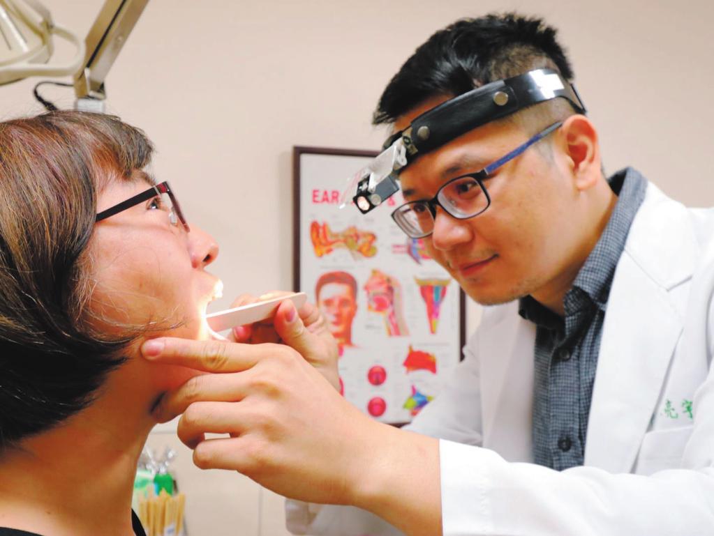 癌症系列 聽信吃檳榔止牙疼 就醫確診口腔癌 耳鼻喉科 / 陳亮宇醫師 口腔癌為台灣青壯年 (25 至 44 歲 ) 男性常見的癌症, 女性罹患的比例雖然比男性低, 但根據 104 年癌症登記報告顯示, 女性隨著年紀增長, 罹患口腔癌的比率也相對上升, 尤其口腔癌五年存活率僅約 52%, 遠低於其他癌症, 更是平均死亡年齡最年輕的癌症, 且口腔癌具多發性, 不但不只一處口腔黏膜會產生癌症,