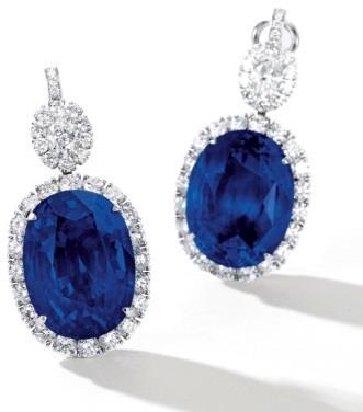 ;17.16 卡拉的份量, 在喀什米尔蓝宝石当中极为罕有 ; 其极具气派的丝绒蓝色和清晰的透亮度完全能驾驭稀有的方形切割, 即使在同类型的喀什米尔矿产中亦是极为稀珍的上乘之品 同场拍卖的尚有一对 44.11 及 40.