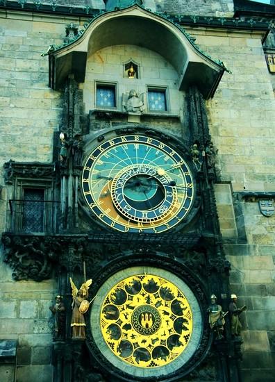 二战期间,天文钟惨遭战火焚烧,分别于1948年和1979年重修,根据当地古老的传说,如果钟没有 妥善维护,这个城市就会面临灾难 旧市政厅里天文钟是最著名的天文钟之一,钟的核心部分完成于1410年,钟盘上画着代表地球和 天空的背景,并且有四个主要的移动的圆盘,分别是黄道十二宫圆盘,老捷克时间表,太阳和月亮 187 0年,又在钟的下方增加了一个日历表 交通 位于旧市政厅上方塔楼,乘A线 绿线