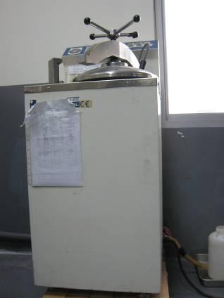 瞭解實驗室 壓力容器 壓力容器 ( 例 : 高溫高壓滅菌鍋 空氣壓縮機空氣槽 ) 基本注意事項 : 一 外殼與內面有無損傷 變形二 容器門