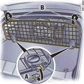 安装行李隔板 1. 在行李隔板上将两个转锁转动到 Lock open ( 锁打开 ) 位置 2. 将打开的锁卡入下部底座 A 中 3.