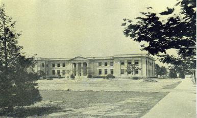 孟方图书馆 1924 年, 齐孟芳先生捐资建成新馆, 曾命名为 孟芳图书馆,1928 年去齐氏名, 仍随学校命名 1927 年学校更名为第四中山大学,1928 年复更名江苏大学,