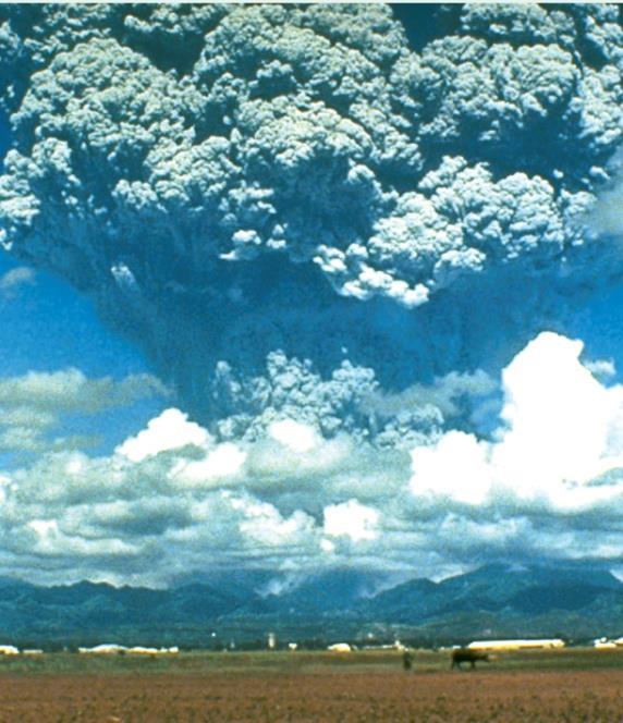 第一節複雜的自然環境 學生活動 4-1 菲律賓呂宋島的平那杜波火山,1991 年 6 月爆發, 噴出大量熔岩流及二氧化硫, 火山灰遮蔽陽光, 降低地表氣溫 火山爆發後適逢颱風來襲,