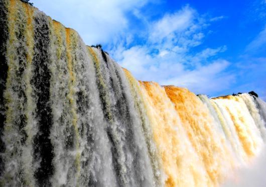 為一組瀑布群, 由 275 股大小瀑布或急流組成, 總寬度 4 公里, 比尼加拉瀑布寬 4 倍, 落差由平均 60 公尺至最高 82 公尺 第 13 天 伊瓜蘇瀑布 Iguassu 上午遊覽阿根廷境內瀑布國家公園並乘坐遊 艇在瀑布中探險 下午遊覽巴西境內瀑布, 搭乘直昇機俯瞰瀑布全覽,