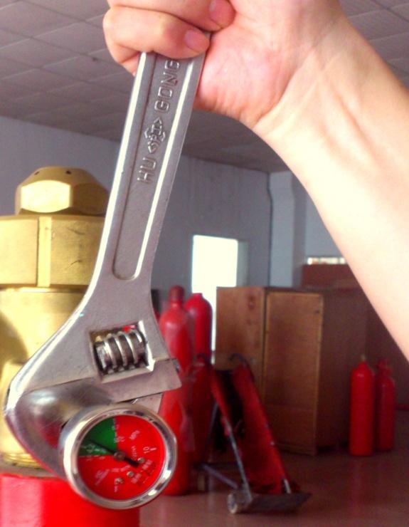 用力逆时针拧下电磁铁即可 切不可用扳手拆卸 电磁铁安装底座, 负责会放掉瓶内气体!