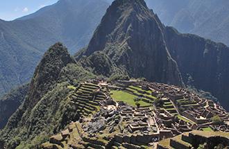 沿著安地斯山烏魯邦巴河谷北上前往神秘的印加古城墟 - 馬丘比丘 Machu-Picchu, 抵達 温泉鎮 AguasCalientes 車站後, 隨即搭車約 20 分鐘上山至 馬丘比丘公園