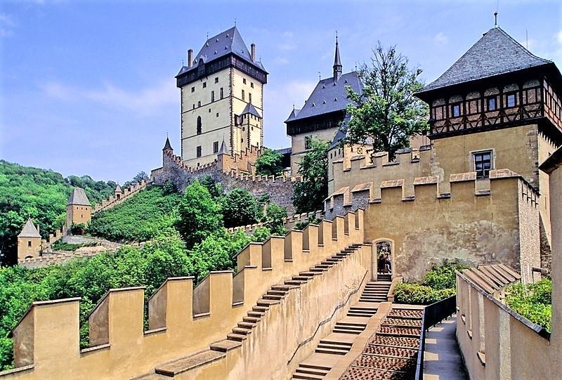 卡爾施泰因城堡 ( 德語 :Burg Karlstein, 意為卡爾石頭城堡, 捷克語 :Hrad Karl štejn)